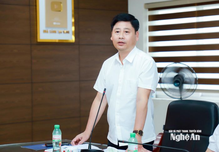 Đồng chí Trần Minh Ngọc - Ủy viên Ban Chấp hành Đảng bộ tỉnh, Bí thư Đảng ủy, Giám đốc Báo và phát thanh, truyền hình Nghệ An phát biểu tại sinh hoạt chi bộ Chuyên đề. Ảnh: Thành Duy