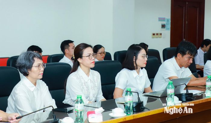 Các đảng viên dự sinh hoạt chi bộ. Ảnh: Thành Duy