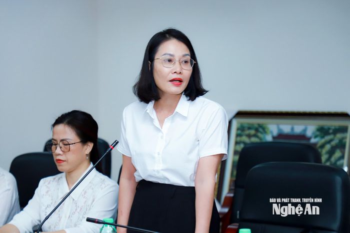 Đồng chí Chu Thị Khánh Ly - Phó Trưởng phòng, đảng viên Chi bộ Chuyên đề phát biểu ý kiến. Ảnh: Thành Duy