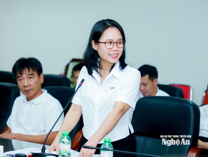 Đồng chí Nguyễn Thị Khánh Ly - Phó Bí thư Chi bộ, Phó Trưởng phòng Chuyên đề phát biểu ý kiến. Ảnh: Thành Duy