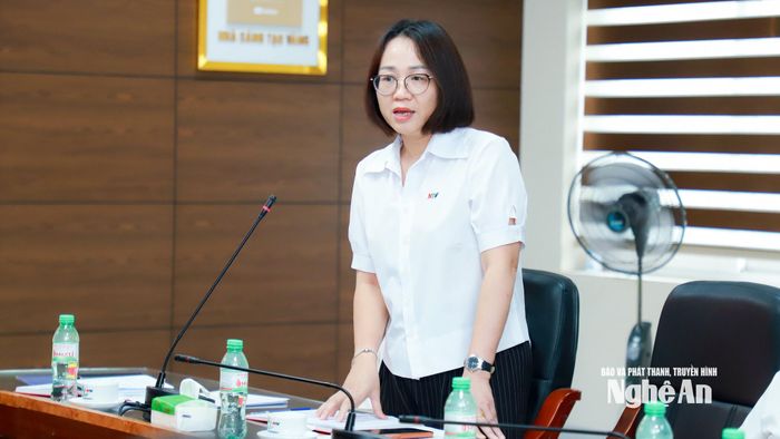 Đồng chí Trần Thị Huyền - Phó Bí thư Đảng ủy, Phó Giám đốc Báo và phát thanh, truyền hình Nghệ An, đảng viên sinh hoạt tại Chi bộ Chuyên đề phát biểu ý kiến. Ảnh: Thành Duy