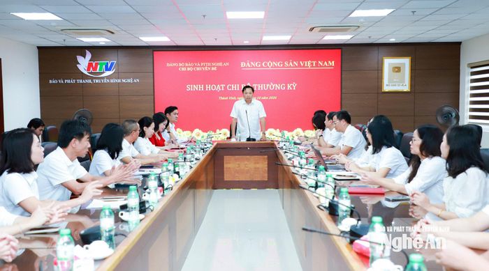 Đồng chí Ngô Đức Chuyên - Bí thư Chi bộ, Trưởng phòng Chuyên đề điều hành sinh hoạt chi bộ. Ảnh: Thành Duy