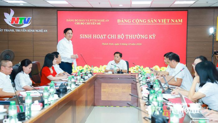 Đồng chí Hoàng Nghĩa Hiếu - Phó Bí thư Thường trực Tỉnh ủy, Chủ tịch HĐND tỉnh, Bí thư Đảng ủy Các cơ quan Đảng tỉnh Nghệ An dự, chỉ đạo sinh hoạt tại Chi bộ Chuyên đề. Ảnh: Thành Duy.