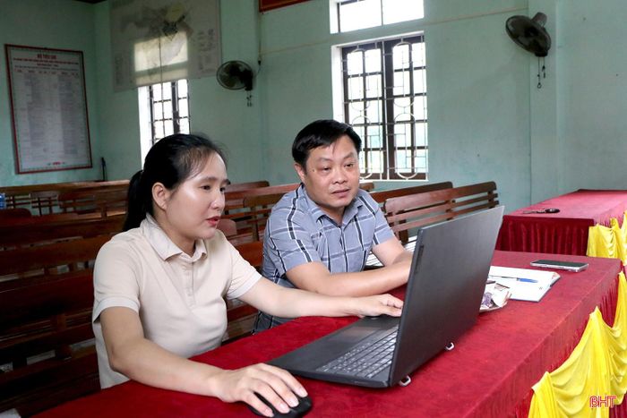 Chị Nguyễn Thị Nguyệt - Bí thư Chi bộ thôn Cẩm Vịnh lựa chọn hướng rẽ trở thành cán bộ cơ sở để được tiếp tục cống hiến, làm việc xây dựng quê hương.