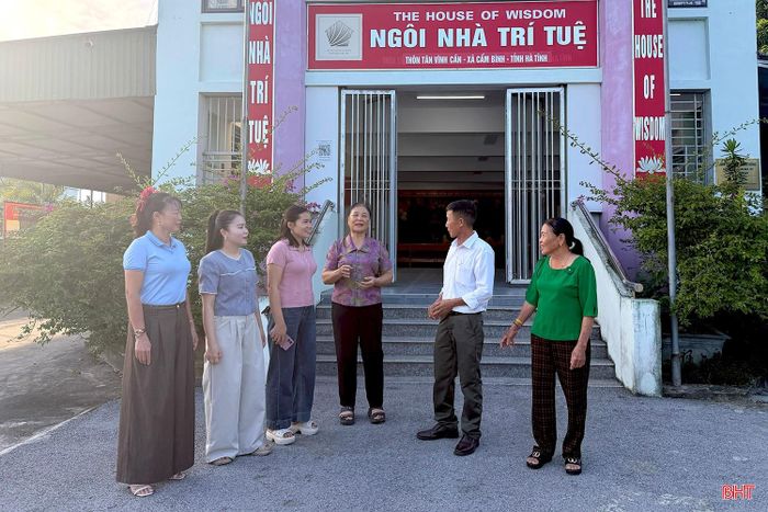 Chị Phan Thị Nga (người thứ 2 bên trái qua) - Bí thư Chi bộ thôn Tân Vĩnh Cần cùng bàn bạc với các đồng chí trong cấp uỷ về công tác chuẩn bị triển khai mô hình “Câu lạc bộ bảo vệ môi trường đồng ruộng”.