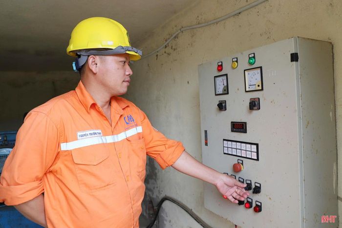 Kỹ sư Nhà máy Thủy điện Hố Hô kiểm tra thiết bị vận hành.