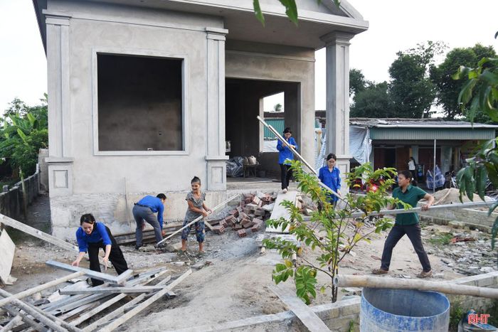 Trong quá trình xây dựng nhà, mẹ con em Phan Thảo Nhi thường xuyên nhận được sự giúp đỡ của đoàn viên thanh niên trên địa bàn.