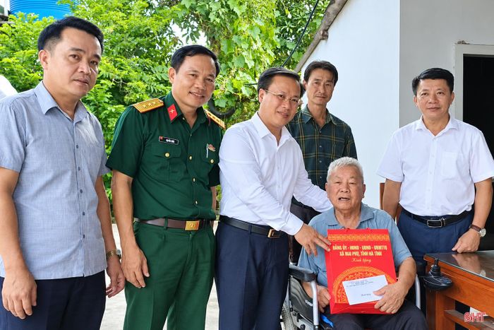 Lãnh đạo xã Mai Phụ thăm hỏi, động viên, tặng quà người có công, gia đình chính sách có hoàn cảnh khó khăn, đau yếu trên địa bàn.