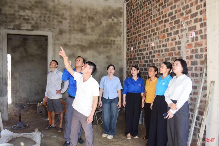 MTTQ, các tổ chức chính trị - xã hội, thôn xóm đến kiểm tra chất lượng, tiến độ xây dựng nhà ở của bà Tuyết.