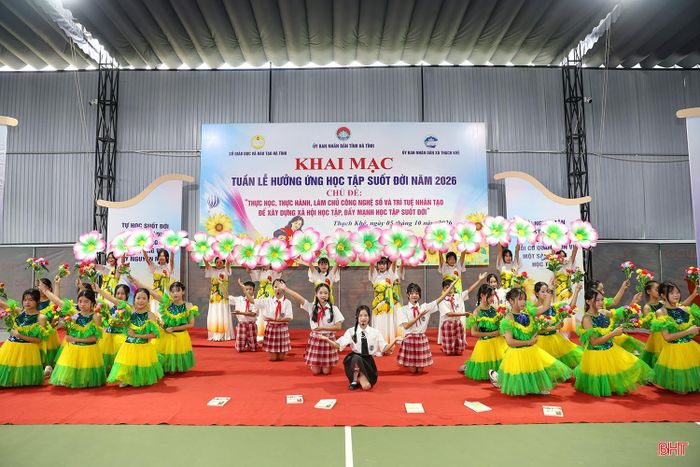 Chương trình văn nghệ chào mừng tại lễ khai mạc.