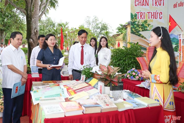 Đại biểu tham quan không gian trưng bày và giới thiệu sách của các trường học trên địa bàn xã Thạch Khê.