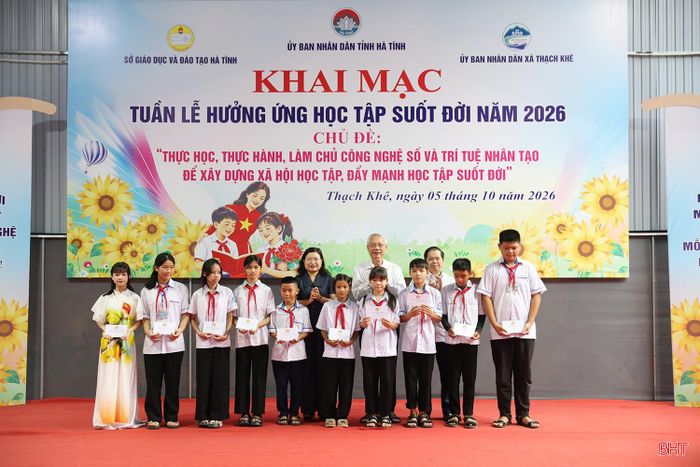 Phó Chủ tịch UBND tỉnh Nguyễn Thị Nguyệt, lãnh đạo Sở GD&ĐT, Hội Khuyến học tỉnh trao học bổng cho các em học sinh hoàn cảnh khó khăn vươn lên trong học tập.