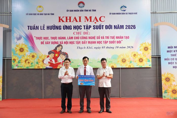 Thư viện tỉnh Hà Tĩnh trao tặng sách cho Trường THCS Thạch Khê.