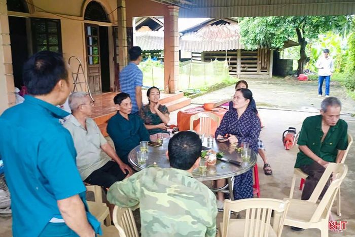Chính quyền địa phương thăm hỏi, động viên các hộ dân bị ảnh hưởng dông lốc.