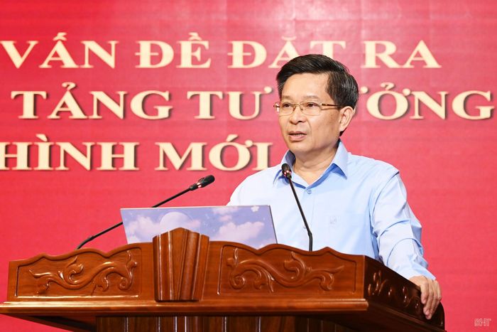 Đồng chí Vũ Trọng Hà - Chánh Văn phòng BCĐ 35 Trung ương trao đổi tại hội nghị.