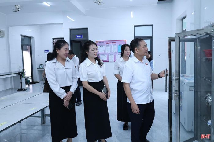 Đoàn ĐBQH Hà Tĩnh khảo sát chất lượng bữa ăn bán trú tại Trường Mầm non Quang Trung (phường Trần Phú).