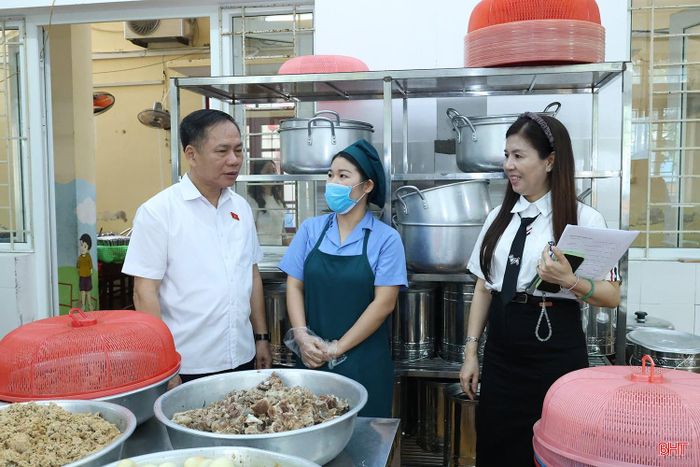Đoàn đại biểu Quốc hội Hà Tĩnh khảo sát việc thực hiện chính sách, pháp luật về an toàn thực phẩm tại Trường Tiểu học Hoa Sen (phường Thành Sen).