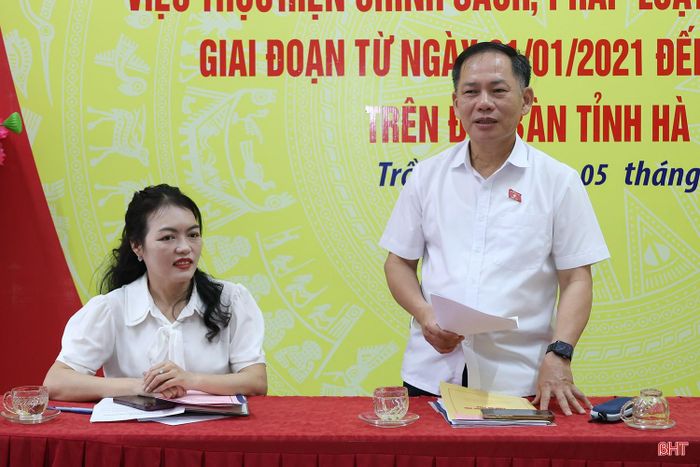 Phó Trưởng đoàn chuyên trách Đoàn ĐBQH tỉnh Trần Đình Gia phát biểu tại buổi khảo sát.