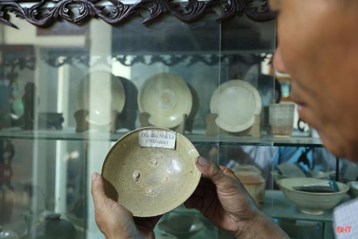 Đây là chiếc đĩa dầu có từ thời Nhà Lê. Khi đưa về, tôi giữ nguyên những vết xước, lớp đất và dấu hao mòn trên hiện vật, không cố làm mới. Với tôi, những dấu vết ấy cho biết phần nào tuổi đời và hành trình của món đồ.