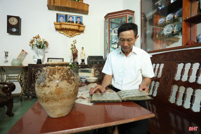 Ngoài các vật dụng sinh hoạt, tôi còn sưu tầm tiền cổ Việt Nam. Những đồng tiền có kích thước, hình dáng và dấu tích khác nhau, có đồng đã mòn theo thời gian nhưng vẫn còn nhận ra các hoa văn, ký tự trên bề mặt.