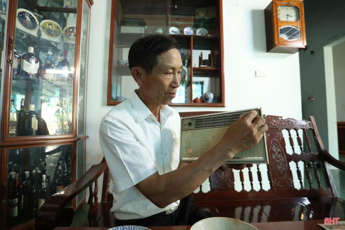 Không phải món đồ nào tôi gặp cũng mua. Người mê đồ cổ phải có cách nhìn và cảm nhận riêng, từ hình dáng, chất liệu đến những dấu vết còn lại trên hiện vật. Tôi thường hỏi về nơi tìm thấy, quá trình sử dụng và những gì họ biết về món đồ, rồi mới cân nhắc có đưa về hay không.