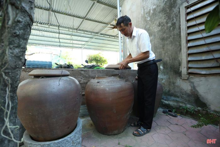 Có những món đồ từng rất quen thuộc trong mỗi gia đình nhưng nay đã dần vắng bóng. Bình vôi, cối xay bột, chum, vại… được tôi giữ lại như những dấu tích của một thời sinh hoạt xưa.