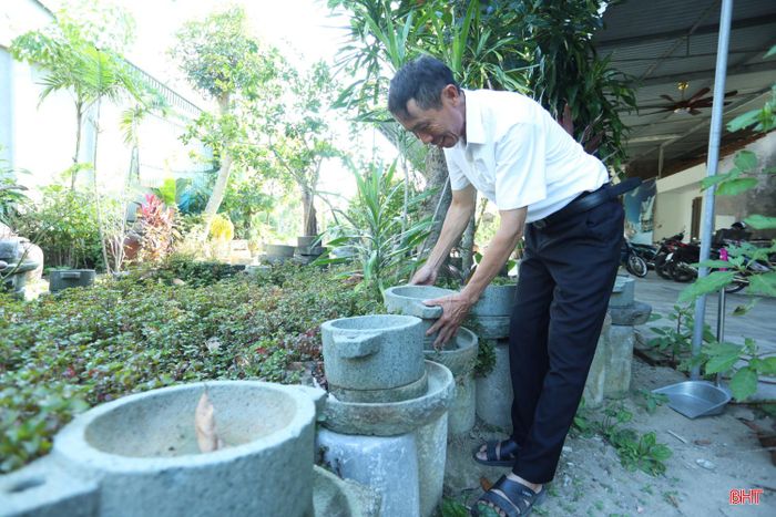 Đây là chiếc cối xay bột tôi đặt mua ở Đắk Lắk với giá 1 triệu đồng/cái. Vì khá nặng và cồng kềnh nên sau khi mua, tôi phải nhờ người đóng gói, gửi xe đưa về Hà Tĩnh. Dù tốn thêm tiền vận chuyển nhưng tôi vẫn hài lòng vì những chiếc cối như này không dễ tìm.