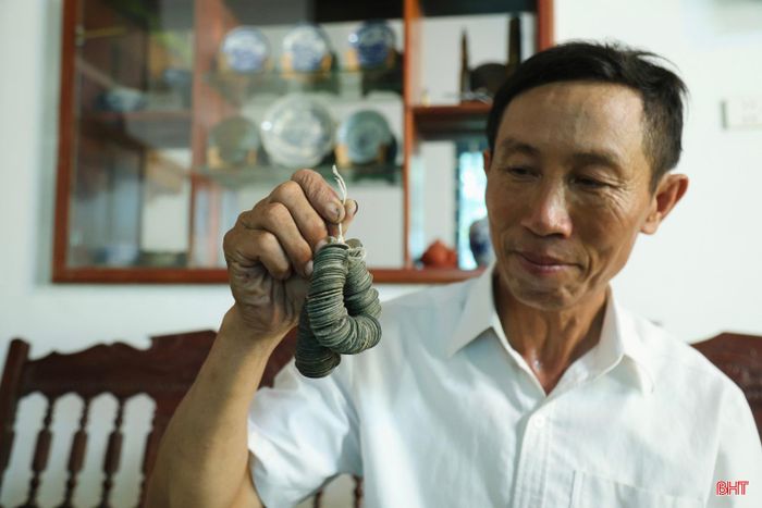 Điều tôi thích không phải là có thật nhiều đồ, mà là mỗi lần gặp một món đồ cũ lại có thêm một vấn đề để tìm hiểu. Chỉ cần còn gặp được những món đồ khiến mình thấy thú vị, tôi vẫn sẽ tiếp tục sưu tầm và lưu giữ chúng.