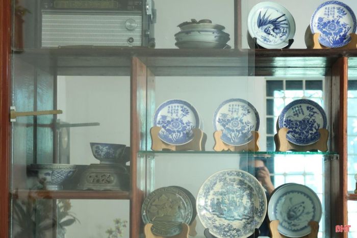 Mỗi món đưa về đều được tôi kiểm tra rồi sắp xếp theo từng nhóm để tránh va chạm, hư hỏng. Số lượng đồ càng nhiều thì việc sắp xếp, gìn giữ càng đòi hỏi sự cẩn thận.