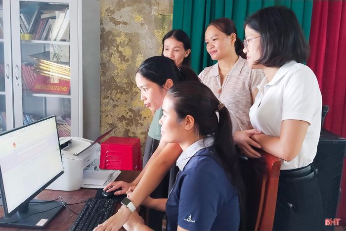 Chuyên viên Trung tâm Phục vụ hành chính công xã Tứ Mỹ hướng dẫn Trưởng thôn Trà Mỹ một số kỹ năng trên môi trường số.