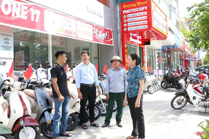 Lực lượng quản lý đô thị phường Thành Sen phối hợp tuyên truyền ý thức bảo vệ cây xanh cho bà con nhân dân.