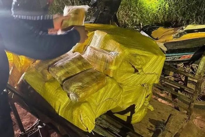  4 bao tải đựng ma túy được chất lên xe máy. (Ảnh: Lao Security News) 