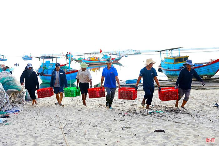 Ngư dân phường Hải Ninh khai thác thủy sản.