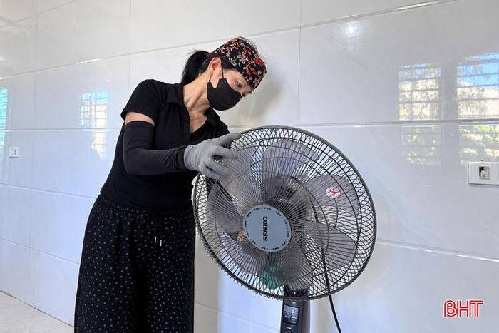 Chị Phan Thị Thanh chủ động sắp xếp thời gian để nhận giúp việc theo giờ cho nhiều gia đình.