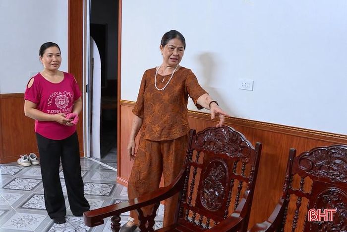 Bà Nguyễn Thị Xoan (bên phải) trao đổi với người giúp việc về các phần việc cần thực hiện trong gia đình.
