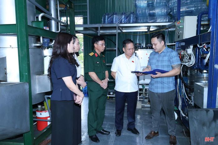 Đoàn ĐBQH Hà Tĩnh khảo sát về việc thực hiện các quy định về an toàn thực phẩm tại cơ sở nước uống đóng chai của công ty TNHH Sản xuất và Thương mại Hiệp Phước (phường Thành Sen).