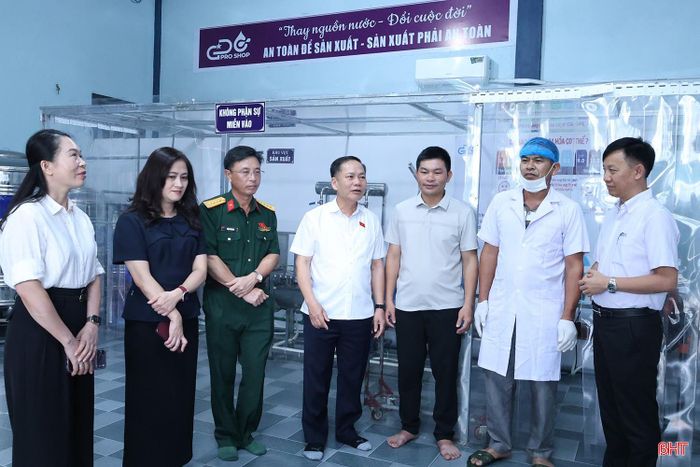 Đoàn ĐBQH Hà Tĩnh khảo sát về việc thực hiện các quy định về an toàn thực phẩm tại cơ sở nước uống đóng chai của Công ty Cổ phần Đầu tư hợp tác Thương mại Yên Huy (xã Gia Hanh)