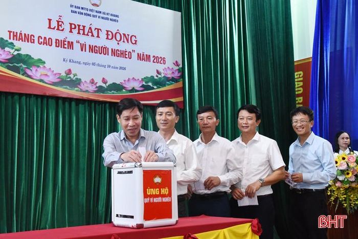 Lãnh đạo xã Kỳ Khang ủng hộ quỹ "Vì người nghèo".