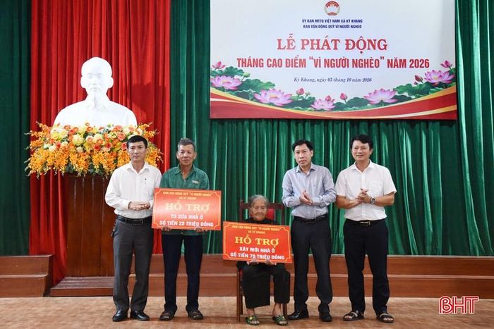 ... trao biểu trưng hỗ trợ làm nhà mới, sửa nhà cho các hộ khó khăn về nhà ở.