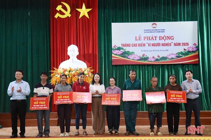 Ban Tổ chức trao biểu trưng hỗ trợ mô hình sinh kế cho các hộ nghèo,