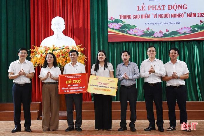 Bà Hà Thị Việt Ánh - Phó Chủ tịch Ủy ban MTTQ tỉnh trao biểu trưng hỗ trợ 15 mô hình sinh kế và 50 suất quà.