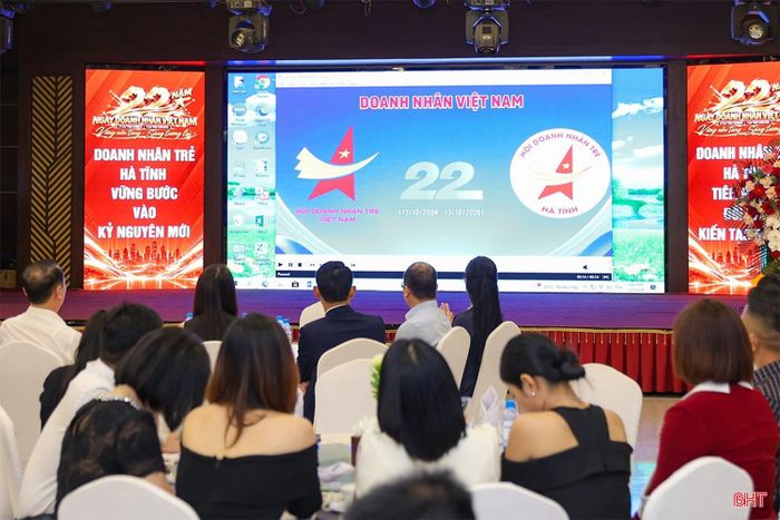 Đại biểu theo dõi phóng sự những dấu ấn nổi bật của Hội Doanh nhân trẻ Hà Tĩnh thời gian qua.