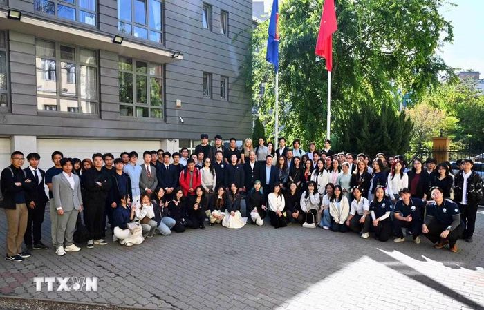 Các tân sinh viên và đại diện đại sứ quán chụp ảnh lưu niệm tại trụ sở Đại sứ quán Việt Nam tại Hungary. (Ảnh: TTXVN phát)