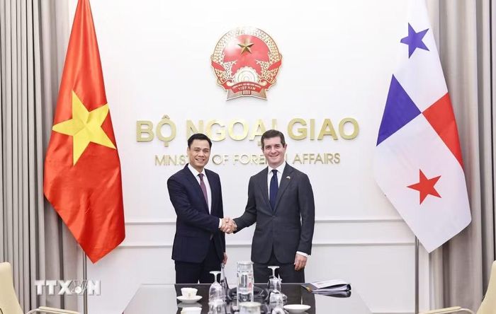Thứ trưởng Ngoại giao Đặng Hoàng Giang và Thứ trưởng Bộ Ngoại giao Panama Carlos A. Hoyos. (Ảnh: Minh Đức/TTXVN)