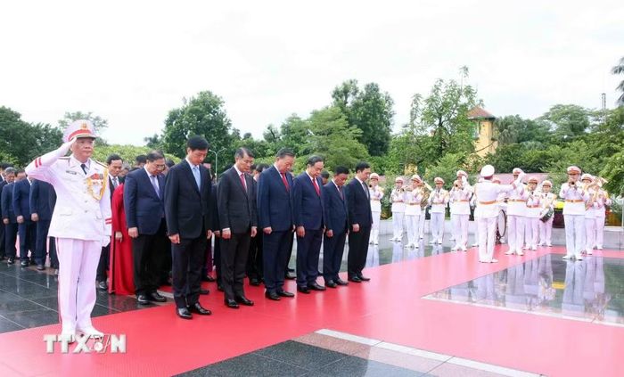 Đoàn đại biểu Ban Chấp hành Trung ương Đảng tưởng niệm các Anh hùng liệt sỹ. (Ảnh: Phạm Kiên/TTXVN)