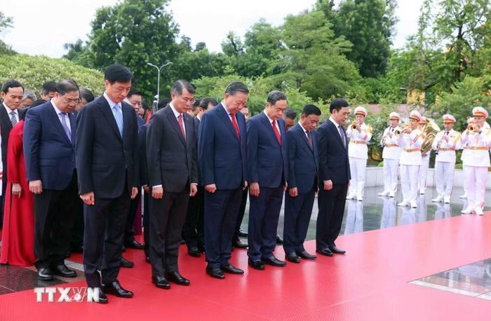 Đoàn đại biểu Ban Chấp hành Trung ương Đảng tưởng niệm các Anh hùng liệt sỹ. (Ảnh: Phạm Kiên/TTXVN)