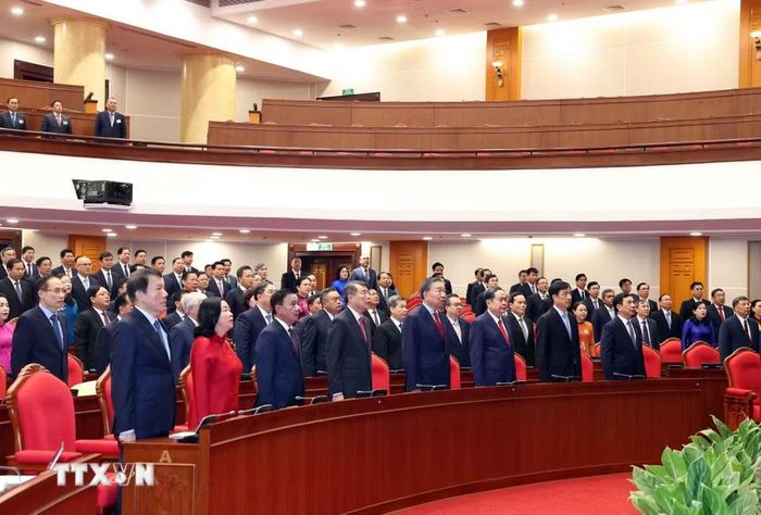 Tổng Bí thư, Chủ tịch nước Tô Lâm và các đại biểu thực hiện nghi lễ chào cờ. (Ảnh: Thống Nhất/TTXVN)