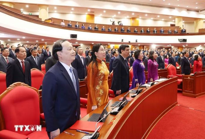 Các đại biểu thực hiện nghi lễ chào cờ. (Ảnh: Thống Nhất/TTXVN)