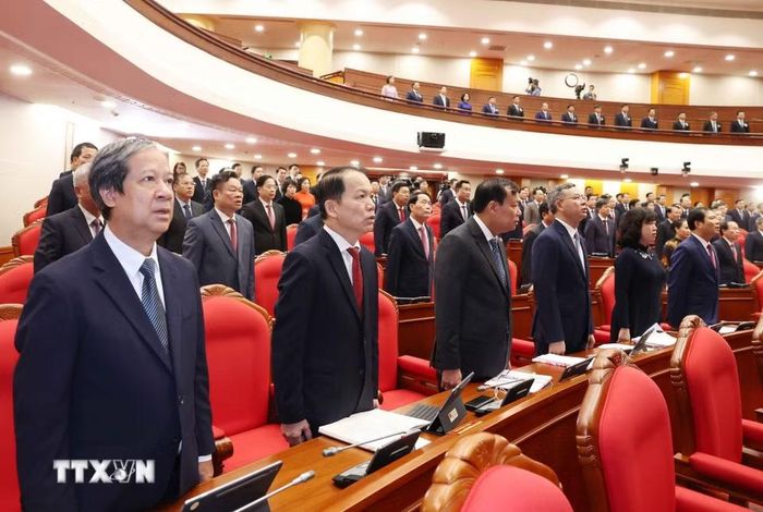 Các đại biểu thực hiện nghi lễ chào cờ. (Ảnh: Thống Nhất/TTXVN)