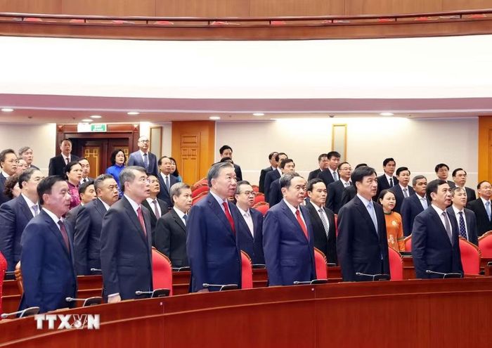 Tổng Bí thư, Chủ tịch nước Tô Lâm và các đại biểu thực hiện nghi lễ chào cờ. (Ảnh: Thống Nhất/TTXVN)